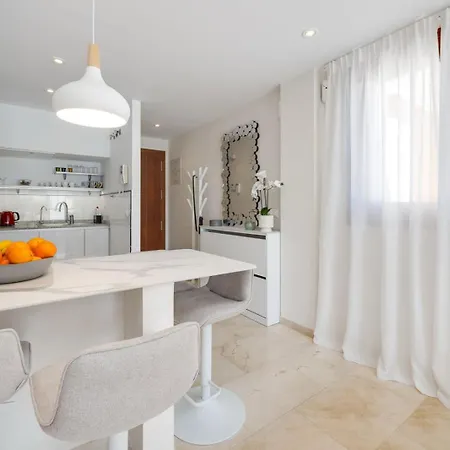 Sunny Penthouse With Terrace, Punta Prima Apartament *