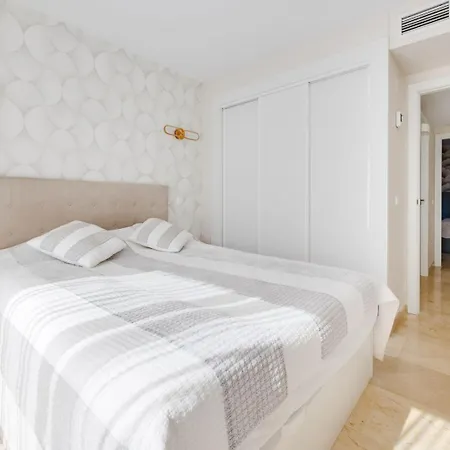 Sunny Penthouse With Terrace, Punta Prima Apartament *